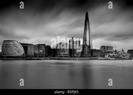 Der Shard und die umliegenden Gebäude aus der Themse Stockfoto