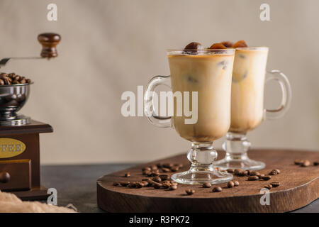 Eiskaffee in Gläsern auf dem Tisch. Stockfoto