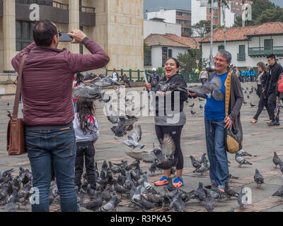 Bogota, Kolumbien - 13. September 2013: Tauben und Touristen auf Bolivar Square in Bogota. La Candelaria. Stockfoto