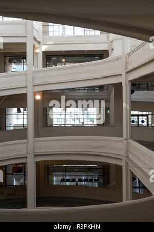 Spiralförmige Rampe zur Teststrecke auf dem Dach an der alten Fiat Fabrik in Turin, Italien, im Jahre 1920 erbaut. Gebäude in gemischt genutzten Raum umgewandelt. Stockfoto