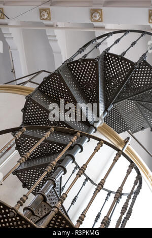 Eataly Lebensmittelmarkt in der alten Carpano wermutwein Fabrik, Lingotto, Turin, Italien. Foto zeigt Spindeltreppe und Details der ursprünglichen Architektur. Stockfoto