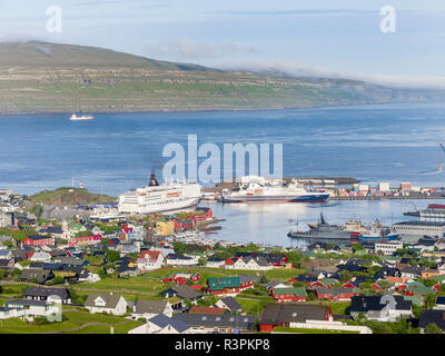 Fähre in den Hafen von Torshavn (thorshavn) Die Hauptstadt der Färöer auf der Insel Streymoy im Nordatlantik. Dänemark, Färöer Inseln Stockfoto