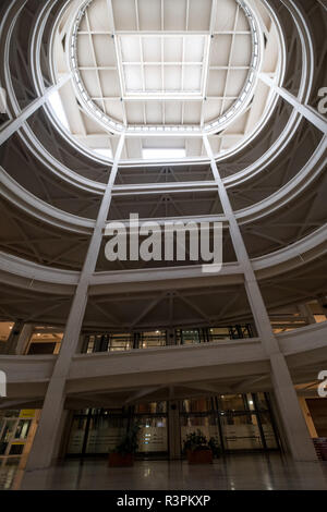 Spiralförmige Rampe zur Teststrecke auf dem Dach an der alten Fiat Fabrik in Turin, Italien, im Jahre 1920 erbaut. Gebäude in gemischt genutzten Raum umgewandelt. Stockfoto