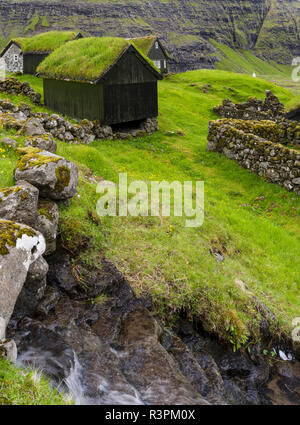 Könige Bauernhof (duvugardar) im Tal von Saksun, eine der Hauptattraktionen der Färöer Inseln. Dänemark, Färöer Inseln Stockfoto