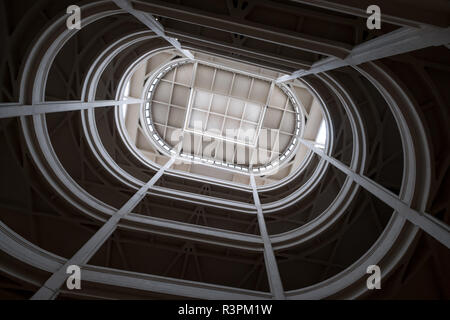 Spiralförmige Rampe zur Teststrecke auf dem Dach an der alten Fiat Fabrik in Turin, Italien, im Jahre 1920 erbaut. Gebäude in gemischt genutzten Raum umgewandelt. Stockfoto