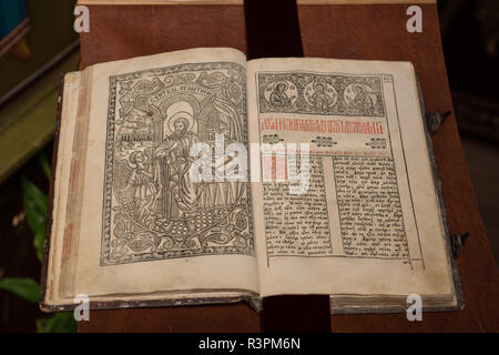 Alte Christliche Manuskript in kyrillischer Schrift auf der Kanzel geschrieben. Stockfoto