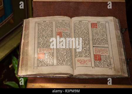 Alte Christliche Manuskript in kyrillischer Schrift auf der Kanzel geschrieben. Stockfoto