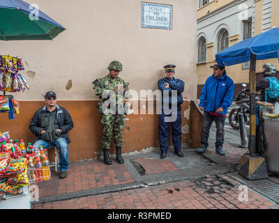 Bogota, Kolumbien - 13. September 2013: Soldat, Polizist und Verkäufer auf der Straße von Bogota, La Candelaria Bezirk Stockfoto