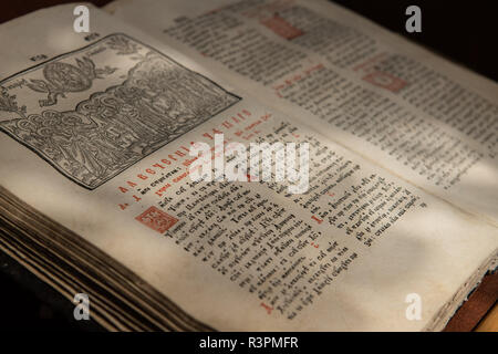 In der Nähe der alten christlichen Manuskriptes in kyrillischer Schrift auf der Kanzel geschrieben. Stockfoto