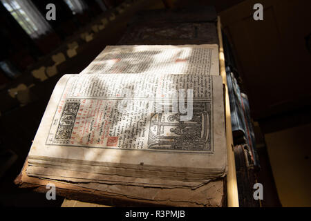 Alte Christliche Manuskript in kyrillischer Schrift auf der Kanzel geschrieben. Stockfoto