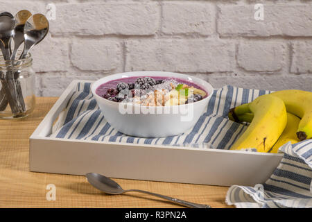 Blueberry Smoothie mit Banane, cococnut und Brombeeren. Stockfoto