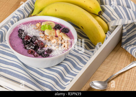 Blueberry Smoothie mit Banane, cococnut und Brombeeren. Stockfoto