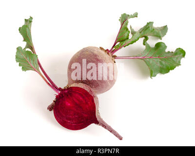 Rote Bete und Hälfte mit Blatt auf weißem Hintergrund Stockfoto