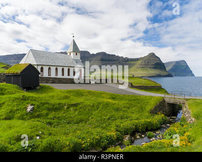 Dorf Vidareidi mit Kirche auf der Insel Vidoy. Blick Richtung Bordoy und Kunoy. Färöer, Dänemark Stockfoto