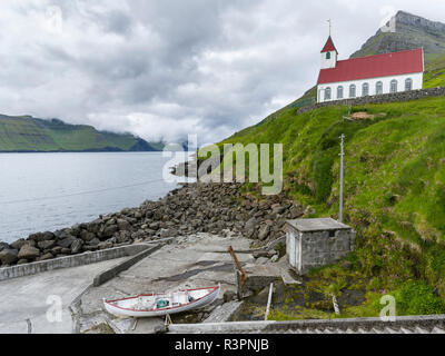 Die Insel Kunoy mit Dorf Kunoy und Kirche. Im Hintergrund die Insel Kalsoy. Färöer, Dänemark Stockfoto