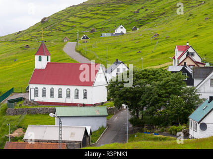 Die Insel Kunoy mit Dorf Kunoy und Kirche. Färöer, Dänemark Stockfoto