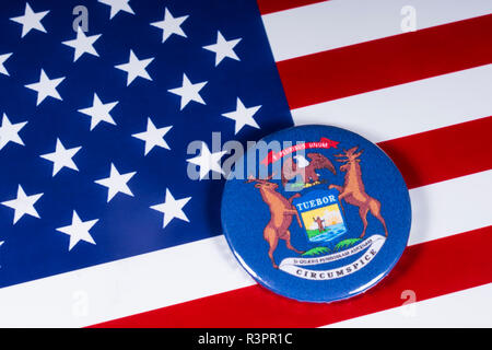 London, Großbritannien, 20. November 2018: Das Symbol des Staates Michigan, dargestellt über die Flagge der Vereinigten Staaten von Amerika. Stockfoto