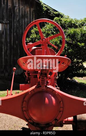 Alte McCormick Deering Farmall Traktor mit Stahlfelgen Stockfoto