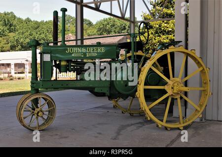1936 John Deere Traktor mit Stahlfelgen Stockfoto