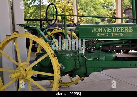 1936 John Deere Traktor mit Stahlfelgen Stockfoto