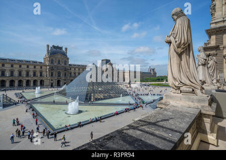 Brunnen und Pyramide außerhalb des Louvre, Paris, Frankreich Stockfoto