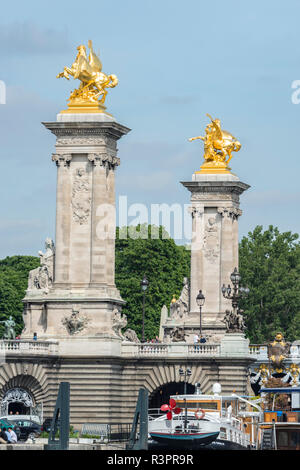 Goldene Statue auf Pont Alexandre III, Paris, Frankreich Stockfoto