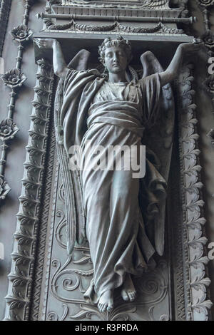 Bronze Engel Skulptur am Eingang, Notre Dame De Fourviere, Lyon, Frankreich Stockfoto