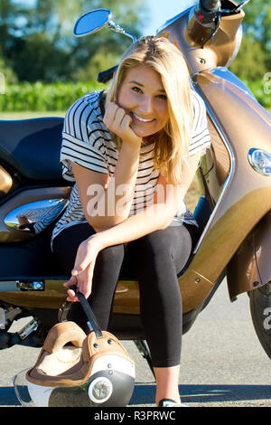 Junge Frau im Sommer Stockfoto