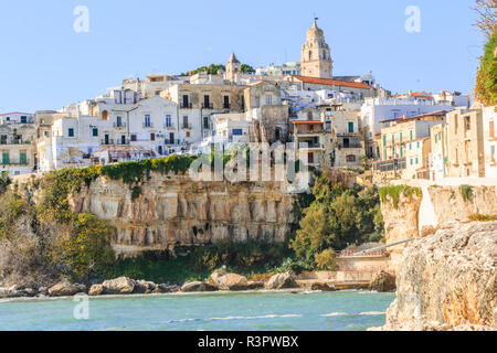 Italien, Foggia, Apulien, Gargano National Park, Altstadt von Vieste. Weiß getünchten Häuser aus Stein und Kirchtürmen. Stockfoto