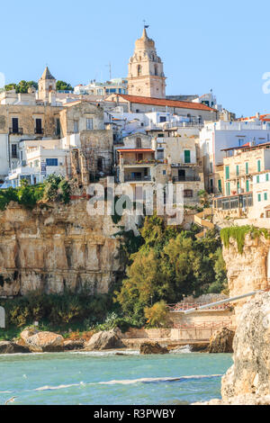 Italien, Foggia, Apulien, Gargano National Park, Altstadt von Vieste. Weiß getünchten Häuser aus Stein und Kirchtürmen. Stockfoto