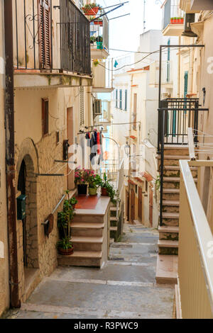 Italien, Foggia, Apulien, Nationalpark Gargano, Vieste. Alte Stadt, Wohnhäuser entlang der Fußgängerzone. Wäsche trocknen. Stockfoto