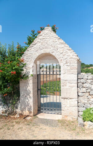 Garden Gate im Masseria Aprile, Locorotundo, Italien, Europa Stockfoto