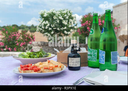 Outdoor Dining im Masseria Aprile, Locorotundo, Italien Stockfoto