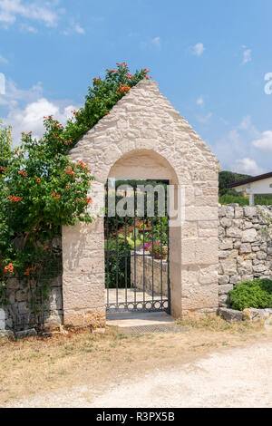 Tor im Masseria Aprile, Locorotundo, Italien Stockfoto