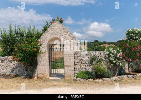 Tor im Masseria Aprile, Locorotundo, Italien Stockfoto