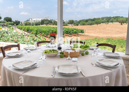Outdoor Dining im Masseria Aprile, Locorotundo, Italien Stockfoto
