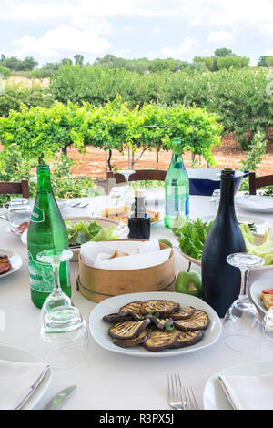 Outdoor Dining im Masseria Aprile, Locorotundo, Italien Stockfoto