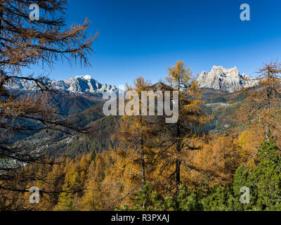 Monte Civetta und Monte Pelmo, zwei Wahrzeichen der Dolomiten. Die Dolomiten des Veneto sind Teil des UNESCO-Weltkulturerbes, Italien Stockfoto