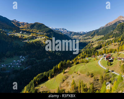 Val de Fodom in Richtung Buchenstein (livinallongo) in den Dolomiten in der Region Veneto. Teil des UNESCO-Weltkulturerbes, Italien Stockfoto