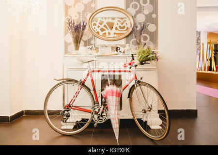 Vintage Fahrrad bei einer Hochzeit gehalten. Stockfoto