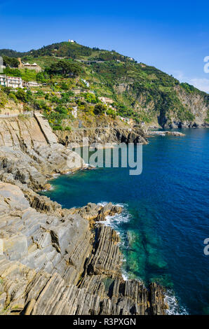 Felsige Küste entlang der Via dell'Amore (der Weg der Liebe), Riomaggiore, Cinque Terre, Ligurien, Italien Stockfoto