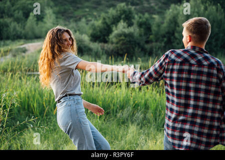 Romantisches Paar viel Zeit in der Natur, halten sich an den Händen Stockfoto