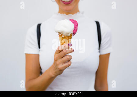 Frau Hand mit Eiscreme-Kegel Stockfoto