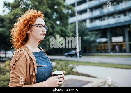 Frau, die mit einem Kaffee zu arbeiten Stockfoto