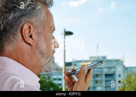 In der Nähe von reifer Mann mit Smartphone im Freien Stockfoto