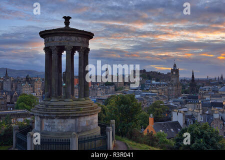 Großbritannien, Schottland, Edinburgh, Blick auf die Stadt vom Carlton Hill mit Dugald Stewart Denkmal im Vordergrund. Stockfoto