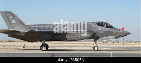 Eine F-35 Lightning II Flugzeuge der 338. und der 419th Fighter Wings bei Hill AFB zugeordnet, Utah Taxi die Start- und Landebahn des Basis in einem Kampf Macht ausüben zu beteiligen statt, 19. November 2018. Die historische Übung war, bedeutete der Kämpfer Flügel Fähigkeit schnell eine große Kraft von Kampfjets gegen Luft- und Bodenziele beschäftigen zu demonstrieren. Stockfoto