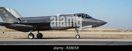 Eine F-35 Lightning II Flugzeuge der 338. und der 419th Fighter Wings bei Hill AFB zugeordnet, Utah Taxi die Start- und Landebahn des Basis in einem Kampf Macht ausüben zu beteiligen statt, 19. November 2018. Die historische Übung war, bedeutete der Kämpfer Flügel Fähigkeit schnell eine große Kraft von Kampfjets gegen Luft- und Bodenziele beschäftigen zu demonstrieren. Stockfoto