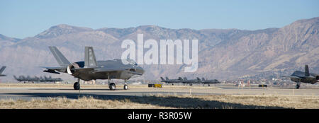 Eine F-35 Lightning II Flugzeuge der 338. und der 419th Fighter Wings bei Hill AFB zugeordnet, Utah Taxi die Start- und Landebahn des Basis in einem Kampf Macht ausüben zu beteiligen statt, 19. November 2018. Die historische Übung war, bedeutete der Kämpfer Flügel Fähigkeit schnell eine große Kraft von Kampfjets gegen Luft- und Bodenziele beschäftigen zu demonstrieren. Stockfoto