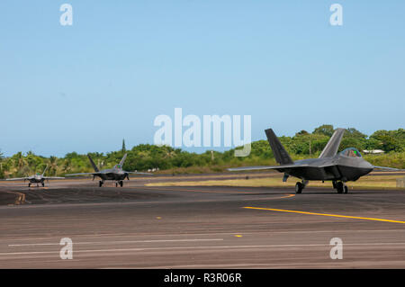 F-22 Raptors in die 199th Fighter Squadron und 19 Fighter Squadron Taxi Parkplätze an der Cairo International Airport, Nov. 11, 2018 zugeordnet. Die Raptors zusammen mit Wartung und Support Personal Durchführung der Logistik Aus- und Weiterbildung sollte das Flugzeug an alternative Flugplätze in der hawaiischen Inseln umgeleitet werden. Die Ausbildung gekennzeichnet, das erste mal die hawaiischen Raptors gelandet sind und aus dem Flughafen Hilo betrieben. (U.S. Air National Guard Foto von älteren Flieger Orlando Corpuz) Stockfoto